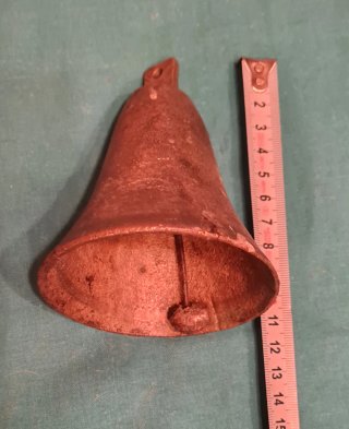 Campana antigua de metal