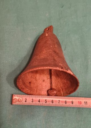 Campana antigua de metal