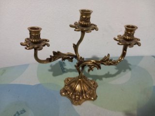 Castiçal de metal dourado