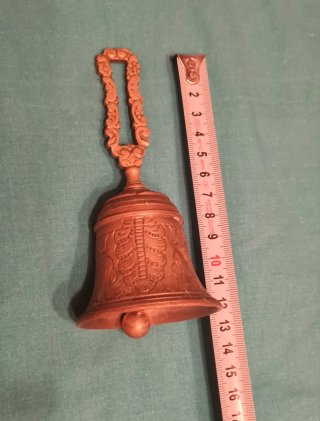Campana antigua decorada
