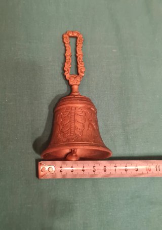 Campana antigua decorada