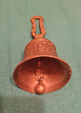 Campana antigua decorada