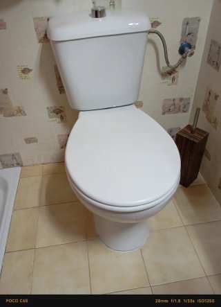Inodoro blanco y madera