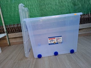 Caja de plástico PlasticForte 86L con ruedas