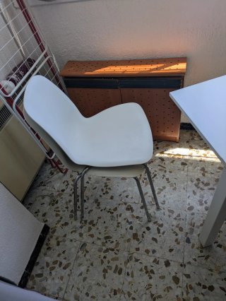 Sillas de mesa blanca y marrón
