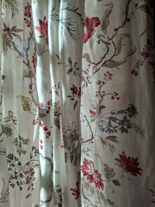 Cortinas de tela con estampado floral
