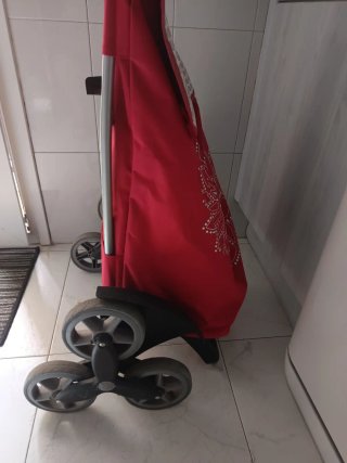 Carro de la compra rojo y gris