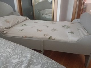 Cama infantil extensible gris claro Ikea