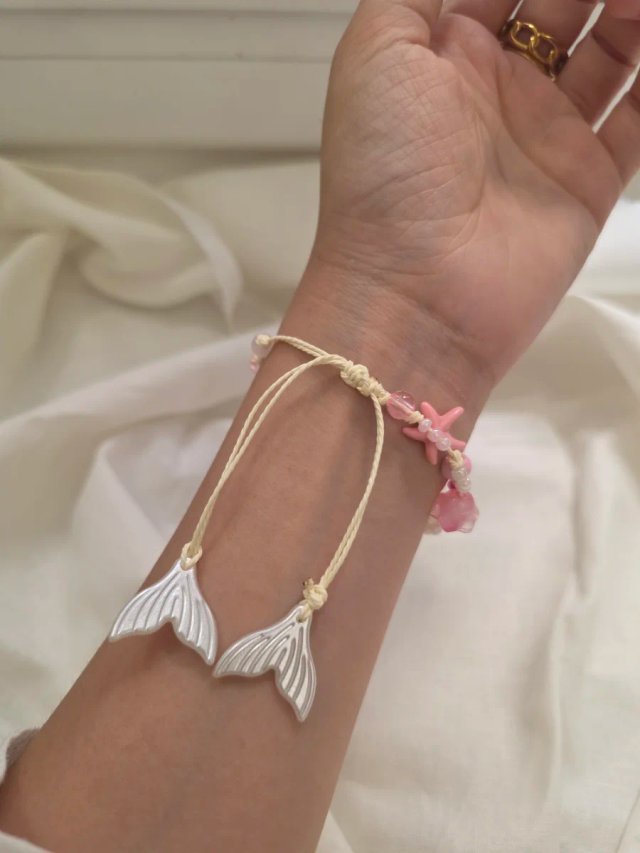 Pulsera artesanal pez rosa ajustable