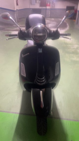 Vespa 125 Negro Brillante del 2024 SOLO 1.750 km!