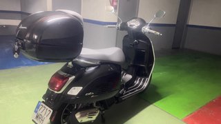 Vespa 125 Negro Brillante del 2024 SOLO 1.750 km!