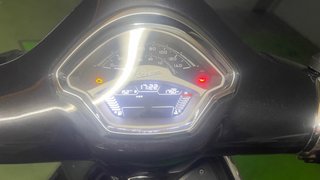 Vespa 125 Negro Brillante del 2024 SOLO 1.750 km!
