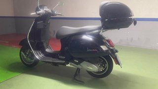 Vespa 125 Negro Brillante del 2024 SOLO 1.750 km!