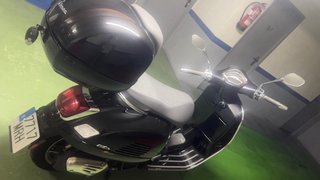 Vespa 125 Negro Brillante del 2024 SOLO 1.750 km!