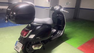 Vespa 125 Negro Brillante del 2024 SOLO 1.750 km!