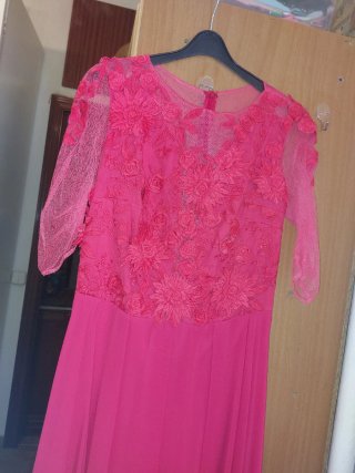 Vestido de fiesta color coral con encaje