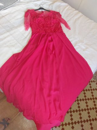 Vestido de fiesta color coral con encaje