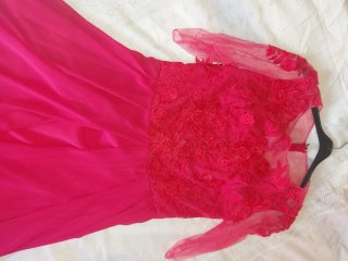 Vestido de fiesta color coral con encaje