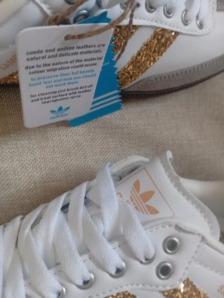 Zapatillas Adidas Samba doradas y blancas