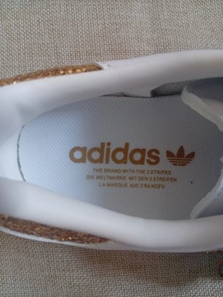 Zapatillas Adidas Samba doradas y blancas