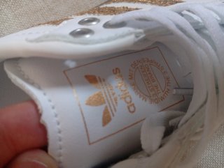 Zapatillas Adidas Samba doradas y blancas