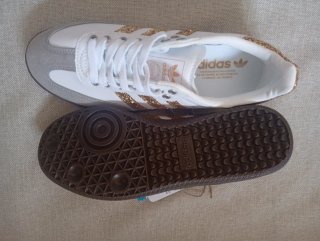 Zapatillas Adidas Samba doradas y blancas