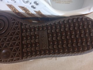 Zapatillas Adidas Samba doradas y blancas
