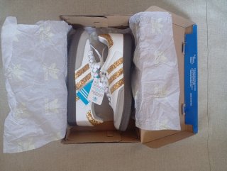 Zapatillas Adidas Samba doradas y blancas
