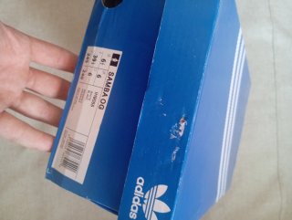 Zapatillas Adidas Samba doradas y blancas