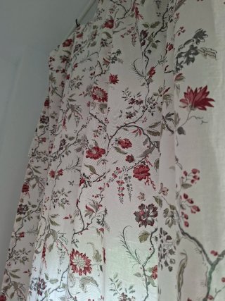 Cortinas con estampado floral rojo