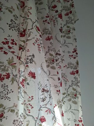 Cortinas con estampado floral rojo