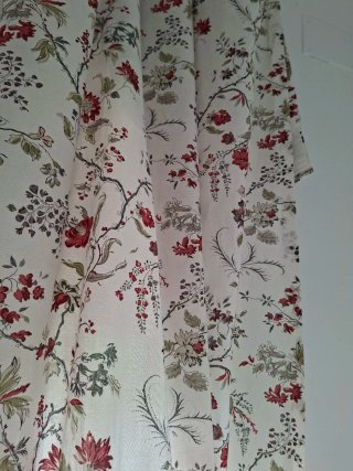 Cortinas con estampado floral rojo
