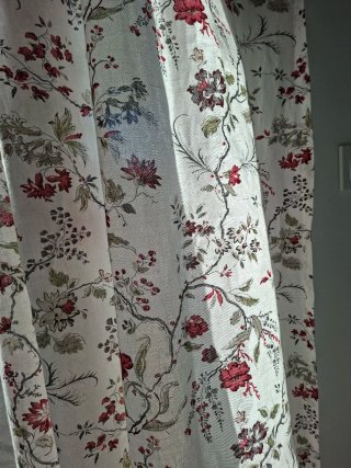 Cortinas con estampado floral rojo