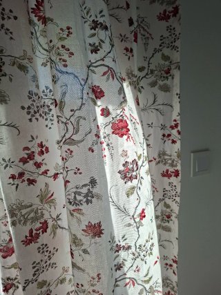 Cortinas con estampado floral rojo