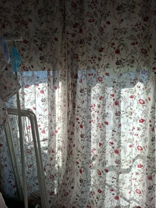 Cortinas con estampado floral rojo