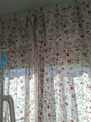 Cortinas con estampado floral rojo