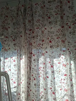 Cortinas con estampado floral rojo
