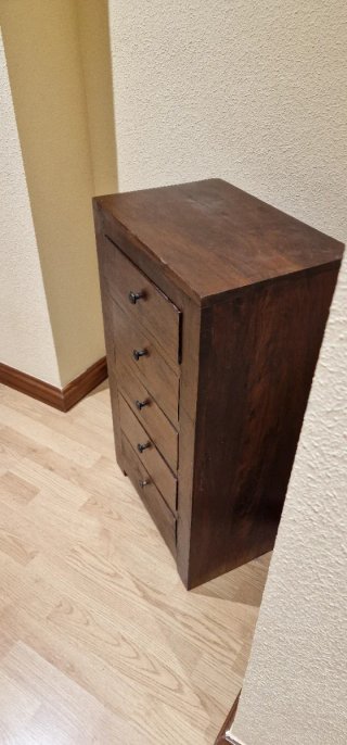 Cómoda de madera con 5 cajones