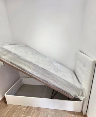 Canapé de madera con colchones viscoelastica