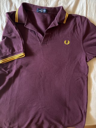 Polo Fred Perry burdeos con Detalles Dorados