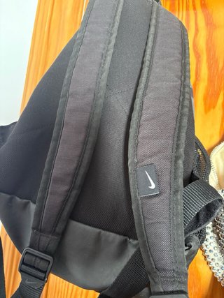 Mochila Nike pequeña negra y gris