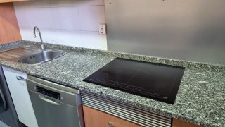 Encimera de granito con poza de metal