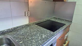 Encimera de granito con poza de metal