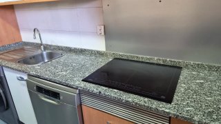 Encimera de granito con poza de metal