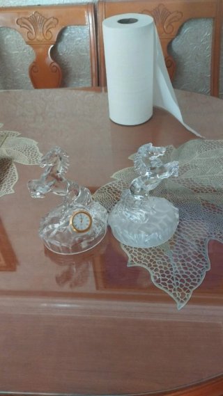 Figuras de cerámica niños besándose
