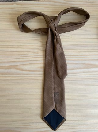 Corbata marrón con rayas finas