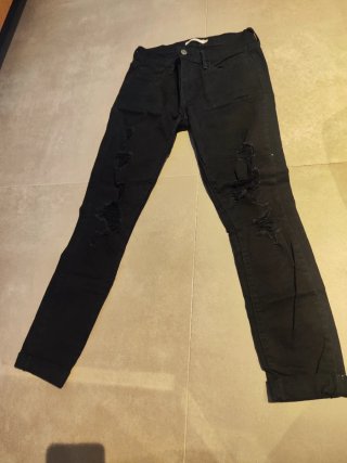 Pantalones negros rotos