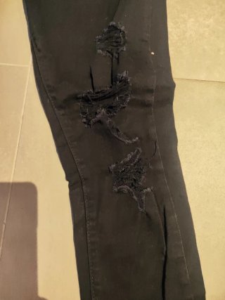 Pantalones negros rotos