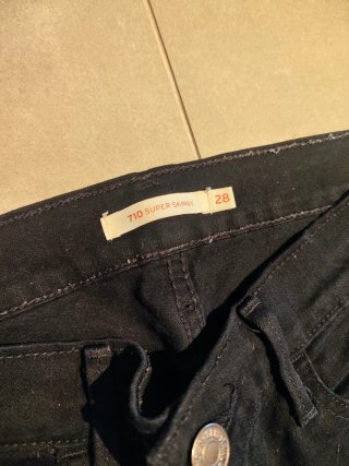 Pantalones negros rotos