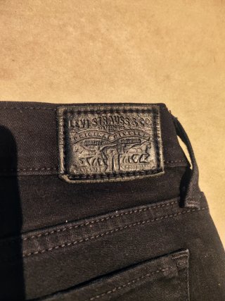 Pantalones negros rotos